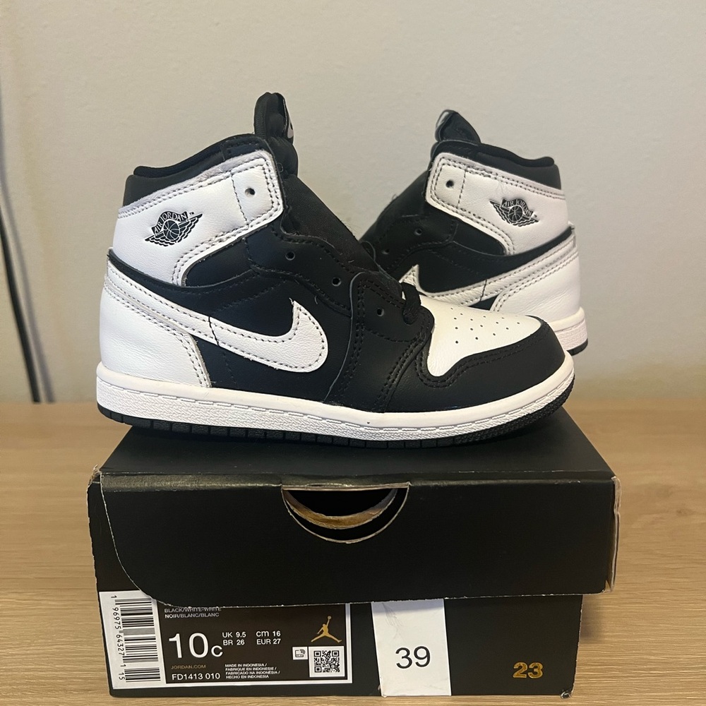 Nike Jordan 1 Retro toddler Black and White High-Top Sneakers